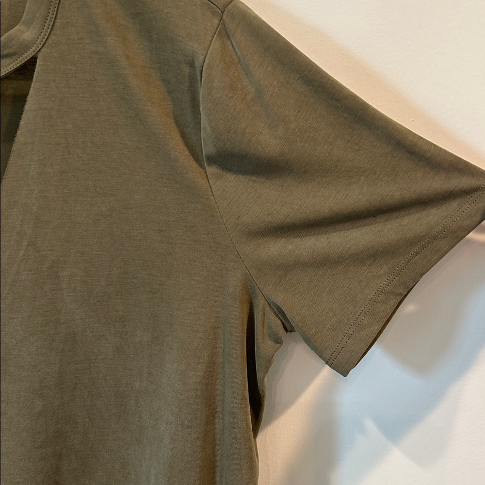 Forever 21 Triangle Cut Out V-Neck Women's Tee - Picture 10 of 12